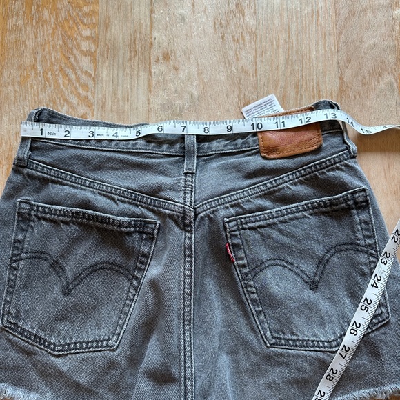 Levi 501 shorts - size 26- black - Picture 3 of 5